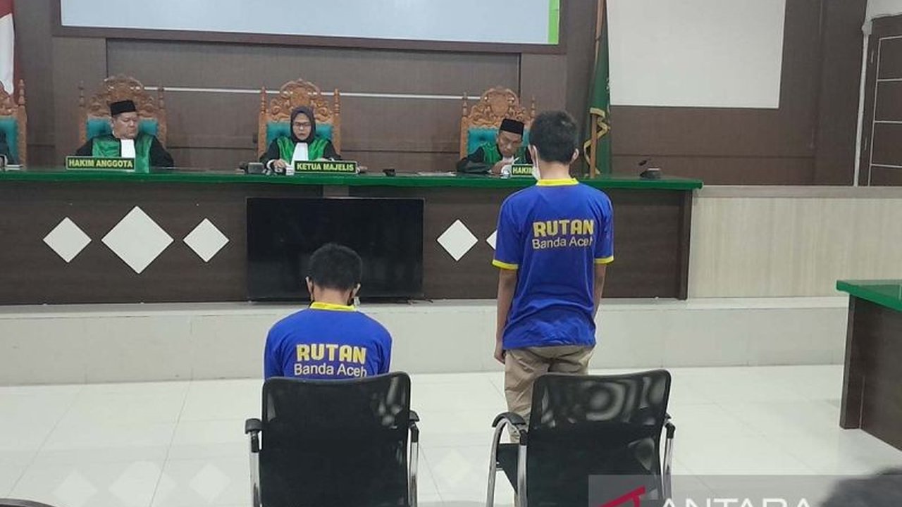 Mahkamah Syariah Banda Aceh menjatuhkan hukuman 165 cambukan kepada dua terdakwa kasus liwat, Delmaza Ahmad (80 cambukan) dan Apis Irawan (85 cambukan), berdasarkan Qanun Aceh Nomor 6 Tahun 2014.