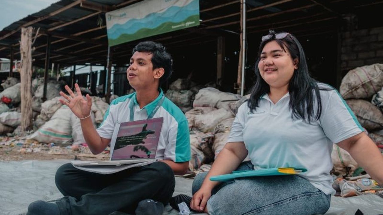 Plastic Bank Indonesia manfaatkan teknologi blockchain untuk memastikan penyaluran dana CSR perusahaan kepada pemulung dilakukan secara akuntabel dan transparan, mencegah penyalahgunaan serta meningkatkan kesejahteraan.