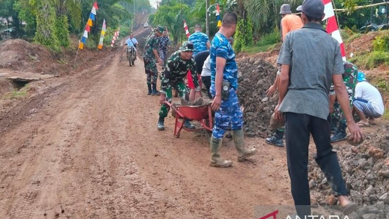 TNI Manunggal Membangun Desa (TMMD) ke-123 Kodim 1004/Kotabaru selesaikan pengerasan jalan sepanjang 1.250 meter di Desa Talusi, Kalsel, untuk memperlancar distribusi barang dan hasil pertanian.