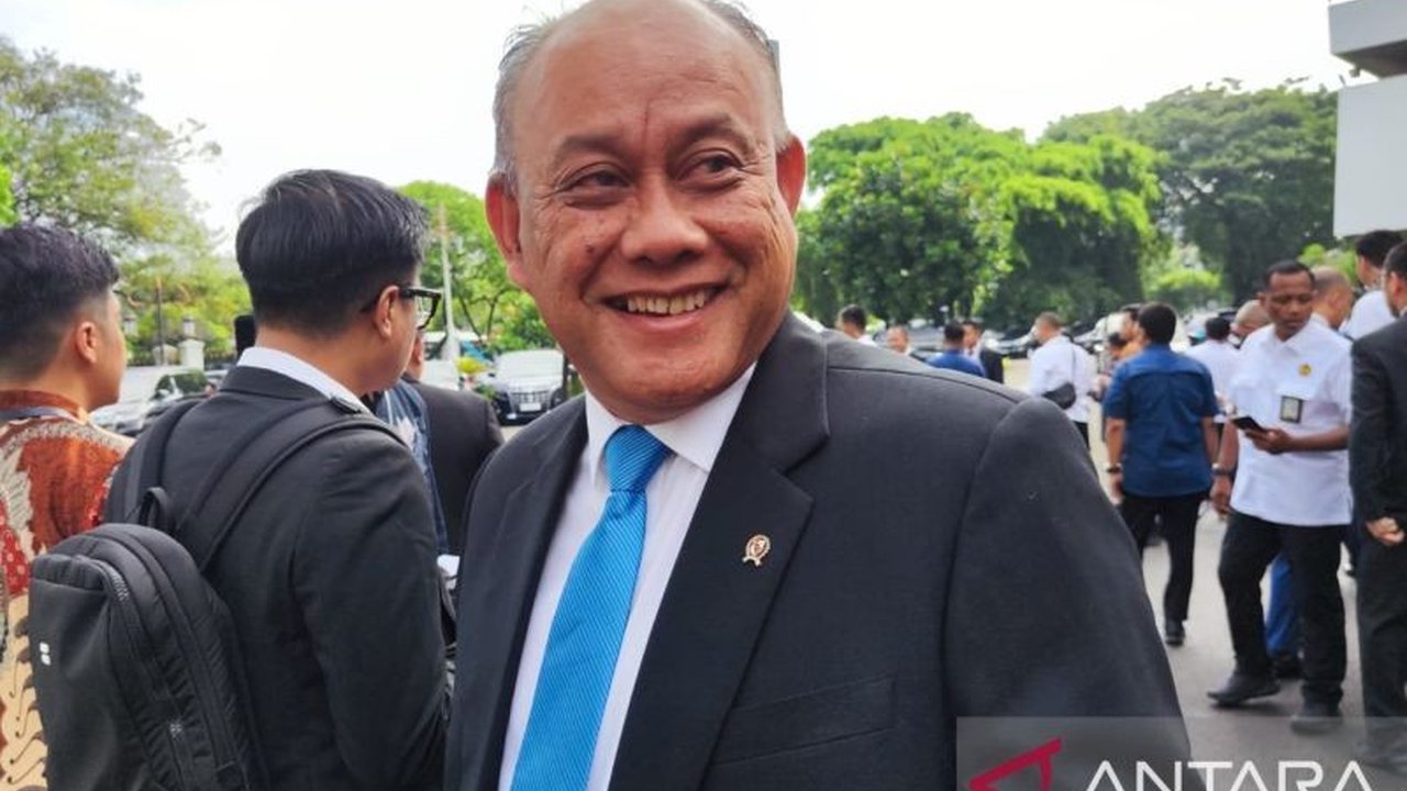 Presiden Prabowo Subianto mengadakan rapat terbatas membahas proyek strategis Danantara senilai US$20 miliar, melibatkan menteri, wakil menteri, dan kepala lembaga.