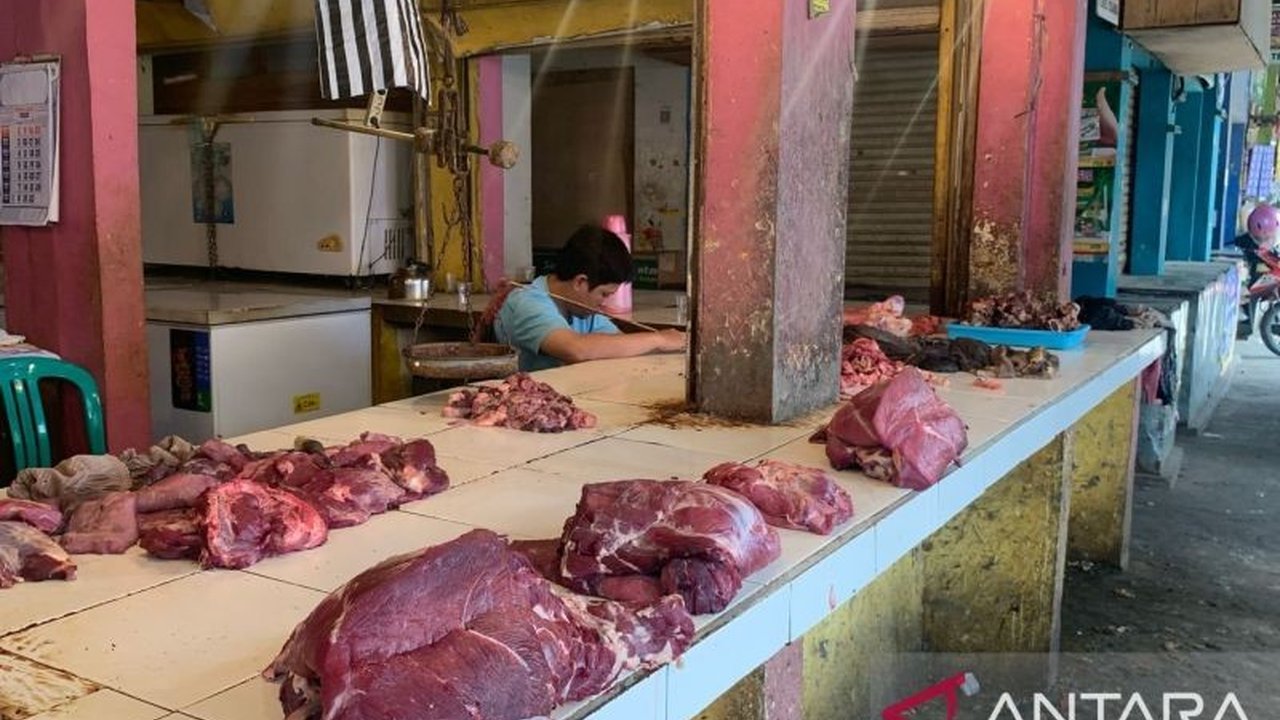 Diskuperdagin Cianjur menyiapkan operasi pasar dan pasar murah untuk menekan lonjakan harga kebutuhan pokok menjelang Ramadhan, berkoordinasi dengan Bulog dan Dinas Pertanian.