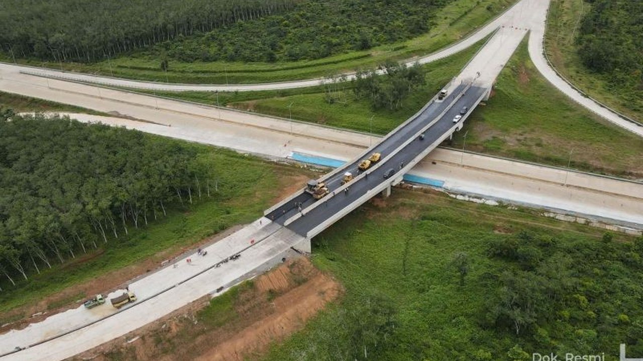 Hutama Karya menyiapkan ruas Tol Palembang-Betung Seksi 2 sebagai jalur alternatif mudik Lebaran 2025 untuk mengurangi kepadatan lalu lintas di jalan nasional, dengan progres konstruksi hingga 67,4 persen.