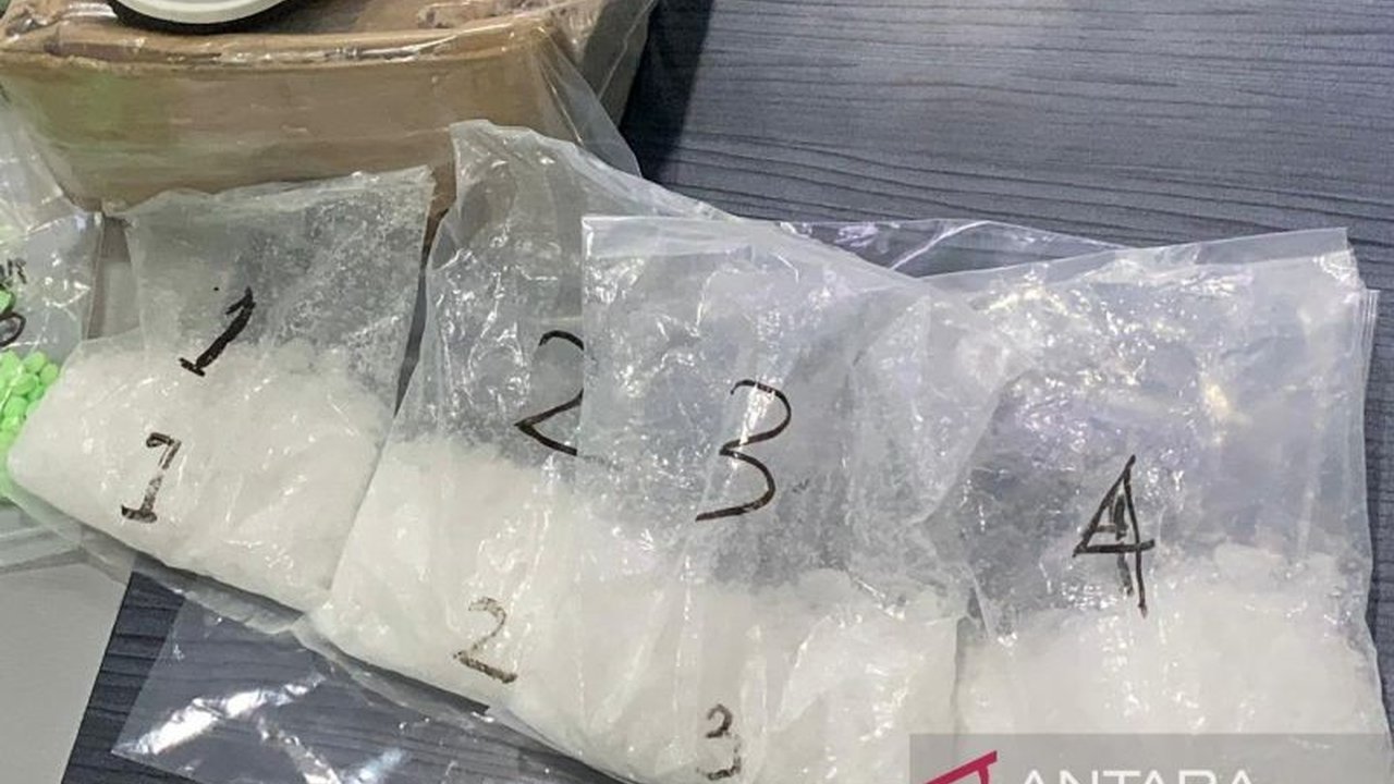 Polisi di Kolaka Utara menangkap seorang ibu rumah tangga yang kedapatan mengedarkan sabu-sabu berdasarkan informasi dari media sosial Facebook.