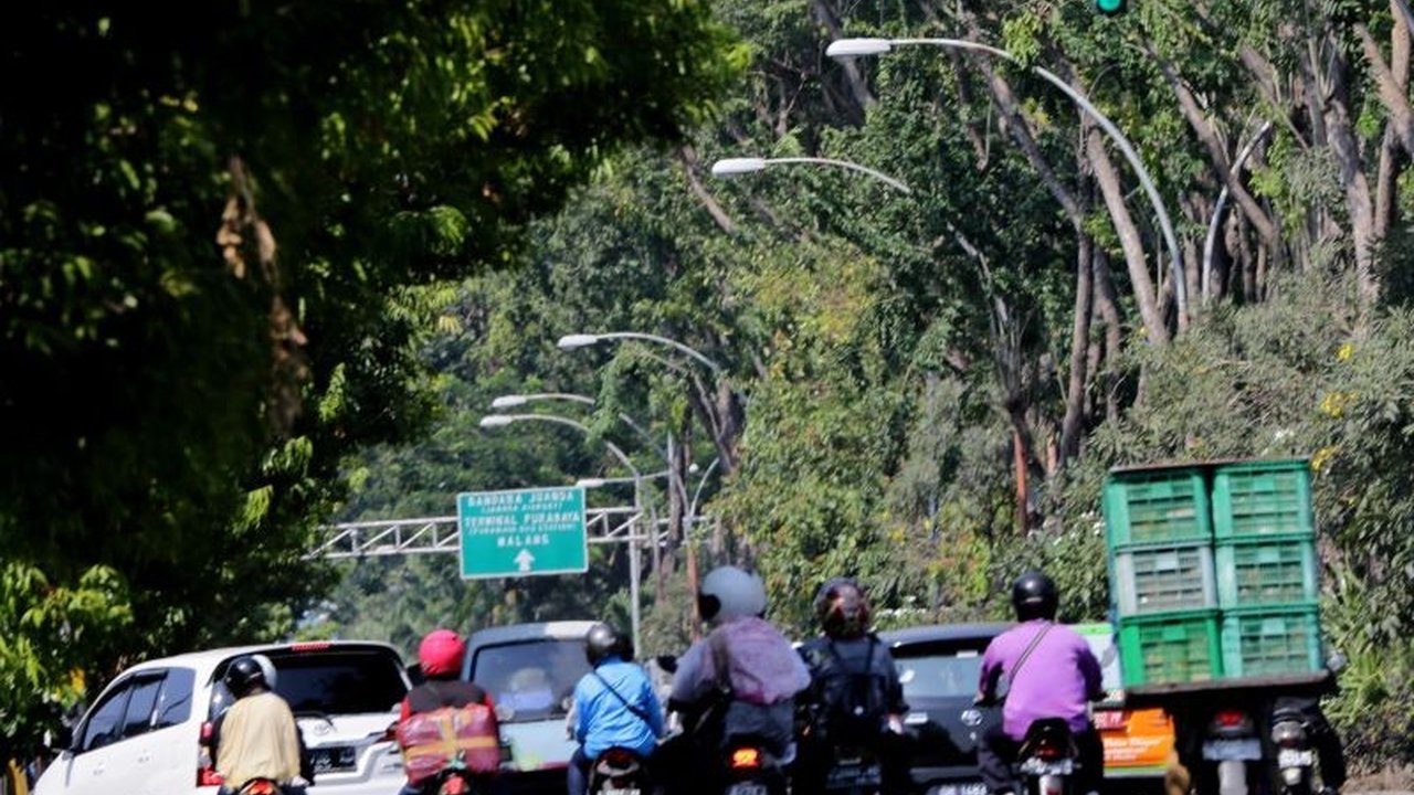 Pemkot Surabaya berencana memasang 5.884 unit Penerangan Jalan Umum (PJU) pada tahun 2025 untuk memastikan penerangan merata di seluruh wilayah kota.