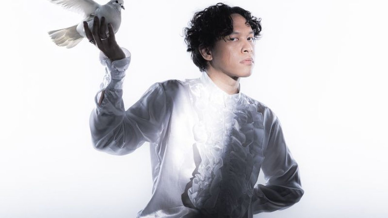 Musisi Hindia luncurkan mixtape 'Doves, ‘25 on Blank Canvas' berisi 16 lagu yang merefleksikan gejolak sosial dan politik di Indonesia akhir 2024, serta kolaborasi dengan musisi kenamaan.