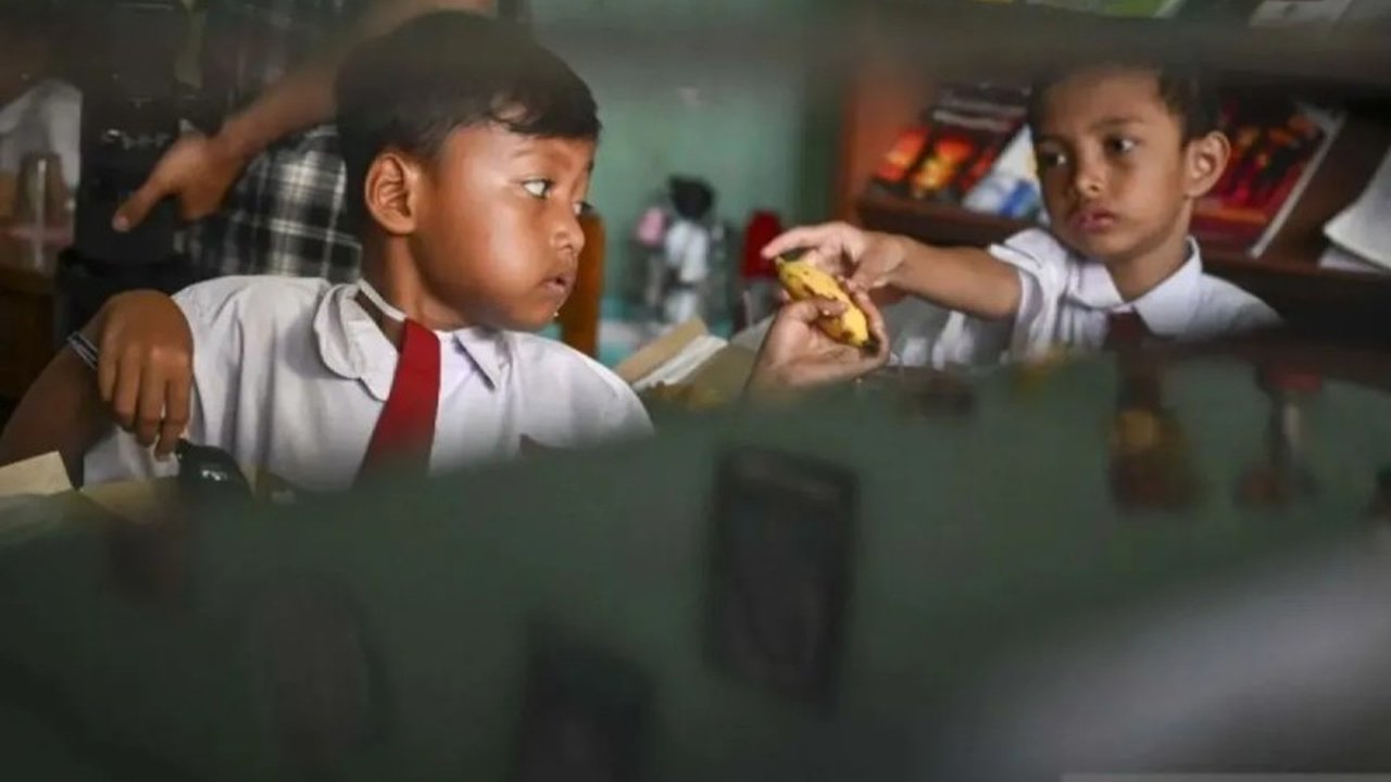 Pemerintah Provinsi DKI Jakarta mengurangi jam efektif belajar di sekolah selama Ramadhan 10 menit per jam pelajaran untuk memberikan keleluasaan bagi siswa yang berpuasa, sekaligus mendorong kegiatan keagamaan.