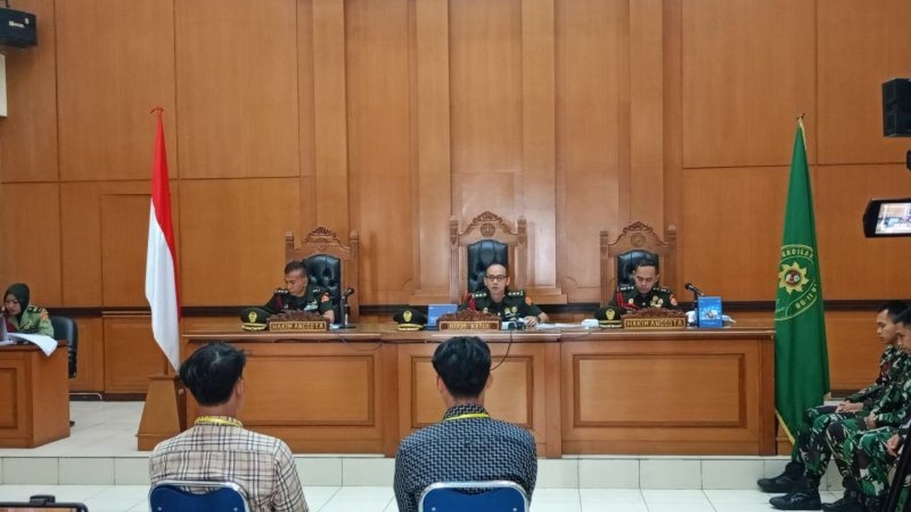 Sidang lanjutan kasus penembakan bos rental mobil di Tol Tangerang-Merak mengungkap kesaksian karyawan minimarket yang mendengar empat letusan senjata api, memberikan detail kronologi kejadian.