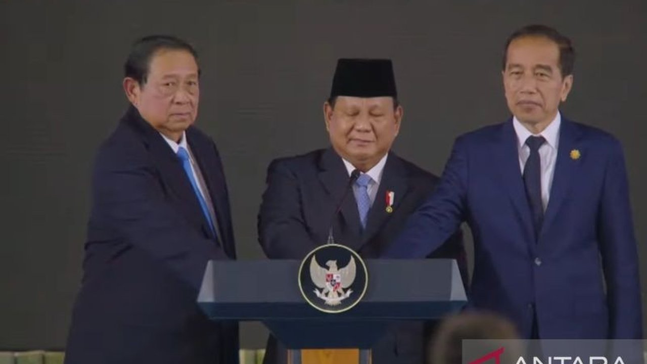 Presiden Prabowo Subianto bersama Presiden Jokowi dan SBY meluncurkan resmi Badan Pengelolaan Investasi Daya Anagata Nusantara (Danantara) dengan aset lebih dari US$ 900 miliar di Istana Kepresidenan Jakarta.