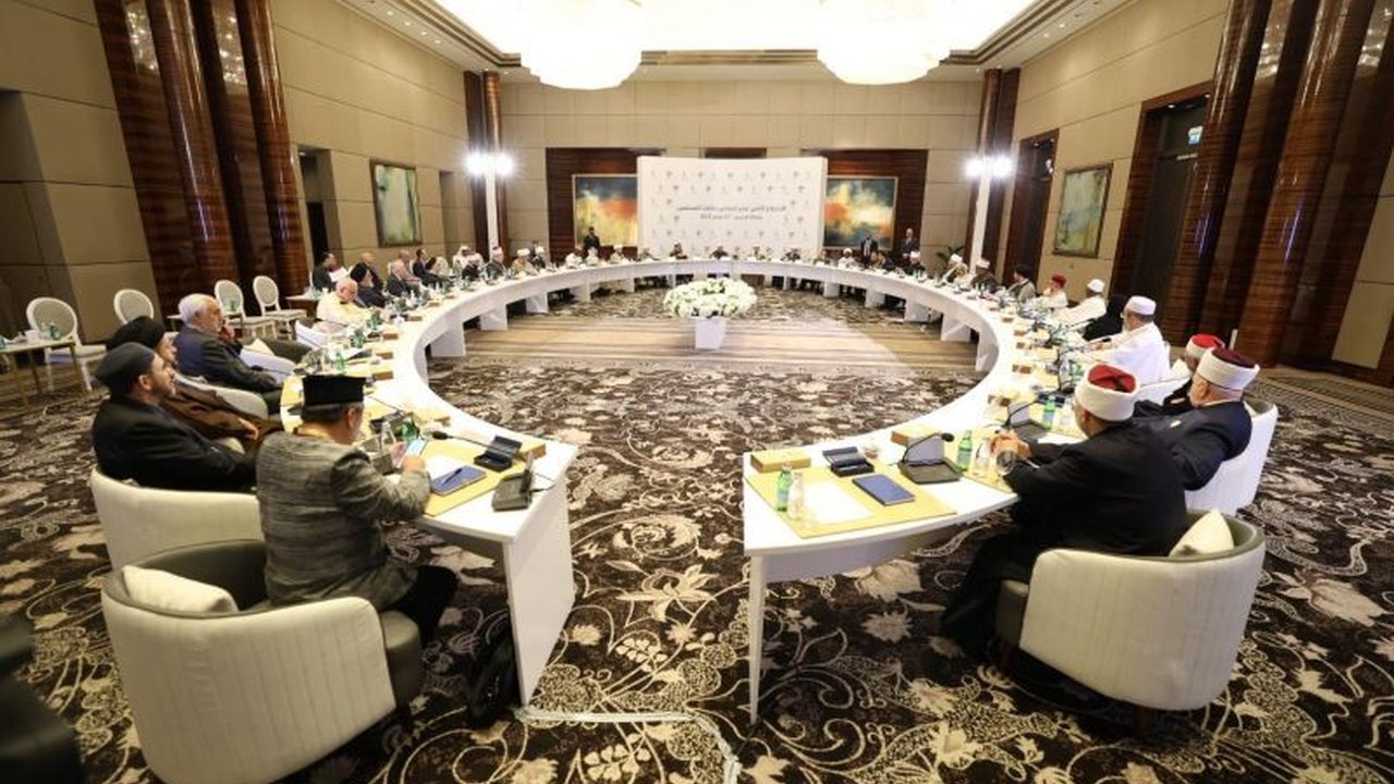 Grand Syekh Al-Azhar dan para ulama dunia menolak rencana pemindahan warga Palestina, menegaskan dukungan pada perjuangan rakyat Palestina dan menyerukan persatuan umat Islam.