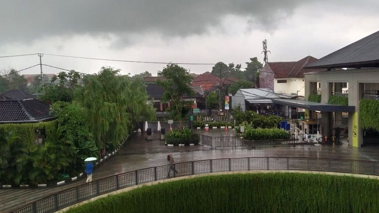 BMKG Wilayah III Denpasar memprediksi cuaca ekstrem di Bali akibat gelombang ekuator rosby hingga 26 Februari 2025, berdampak pada hujan lebat, angin kencang, dan gelombang tinggi.