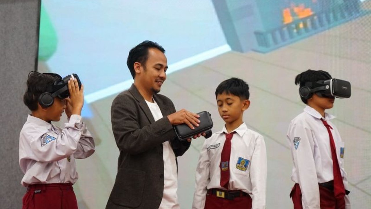 Universitas Muhammadiyah Surabaya (UMS) meluncurkan aplikasi Ekofem Edu, platform digital inovatif yang mendukung pembelajaran adil gender dan ekologi bagi anak-anak melalui pendekatan *deep learning*.