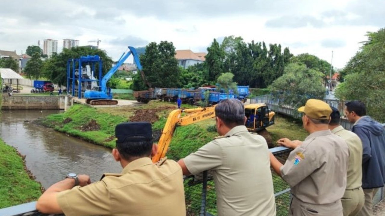 Pemkot Jaksel mengerahkan ratusan personel untuk mengeruk lumpur dan sedimen di Waduk Lebak Bulus guna mencegah banjir di Jakarta Selatan, mengikuti arahan Pemprov DKI.