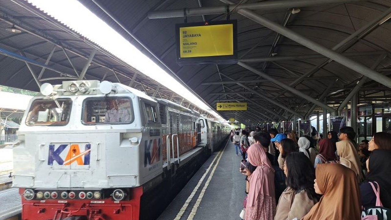 PT KAI Daop 8 Surabaya membuka pemesanan tiket kereta api tambahan untuk Lebaran 2025 mulai 23 Februari 2024, dengan berbagai pilihan rute dan jadwal yang mengakomodir peningkatan permintaan selama periode mudik dan balik.