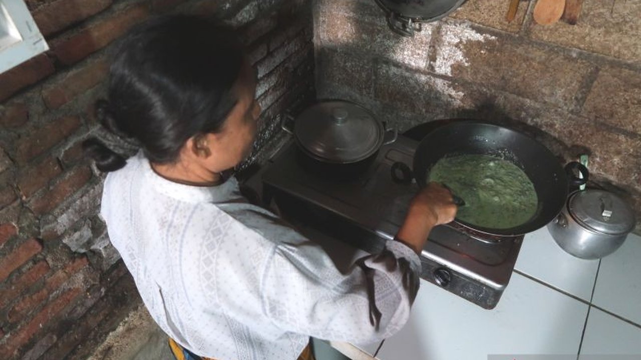 Bau Nyale, tradisi menangkap cacing laut di Lombok, merupakan pesta rakyat tahunan yang kaya akan budaya dan kuliner unik, dengan nyale diolah menjadi berbagai hidangan lezat.