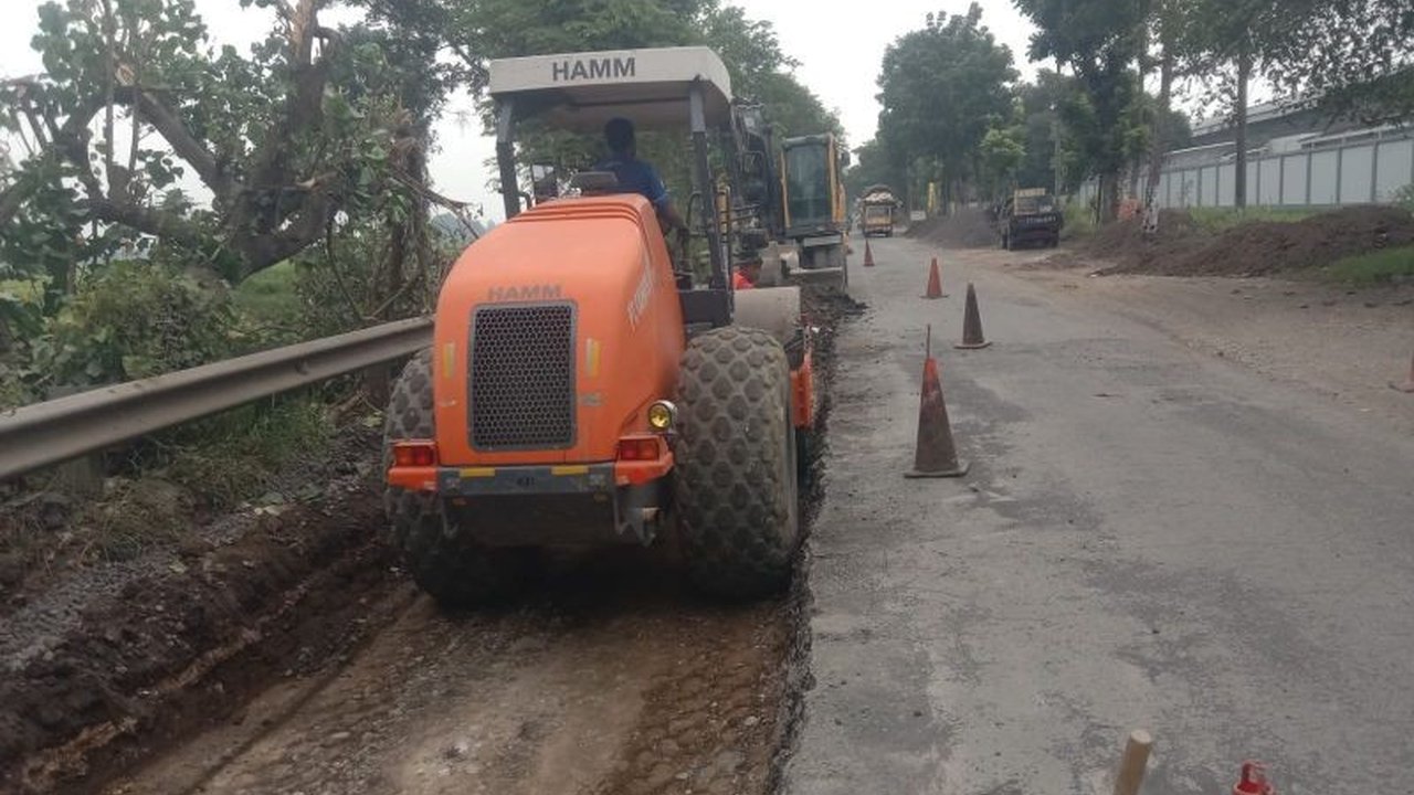Gubernur Khofifah instruksikan percepatan perbaikan jalan rusak di Jember sepanjang 46 kilometer yang menghubungkan Balung, Kasian, hingga Puger, ditargetkan selesai sebelum Lebaran 2025.