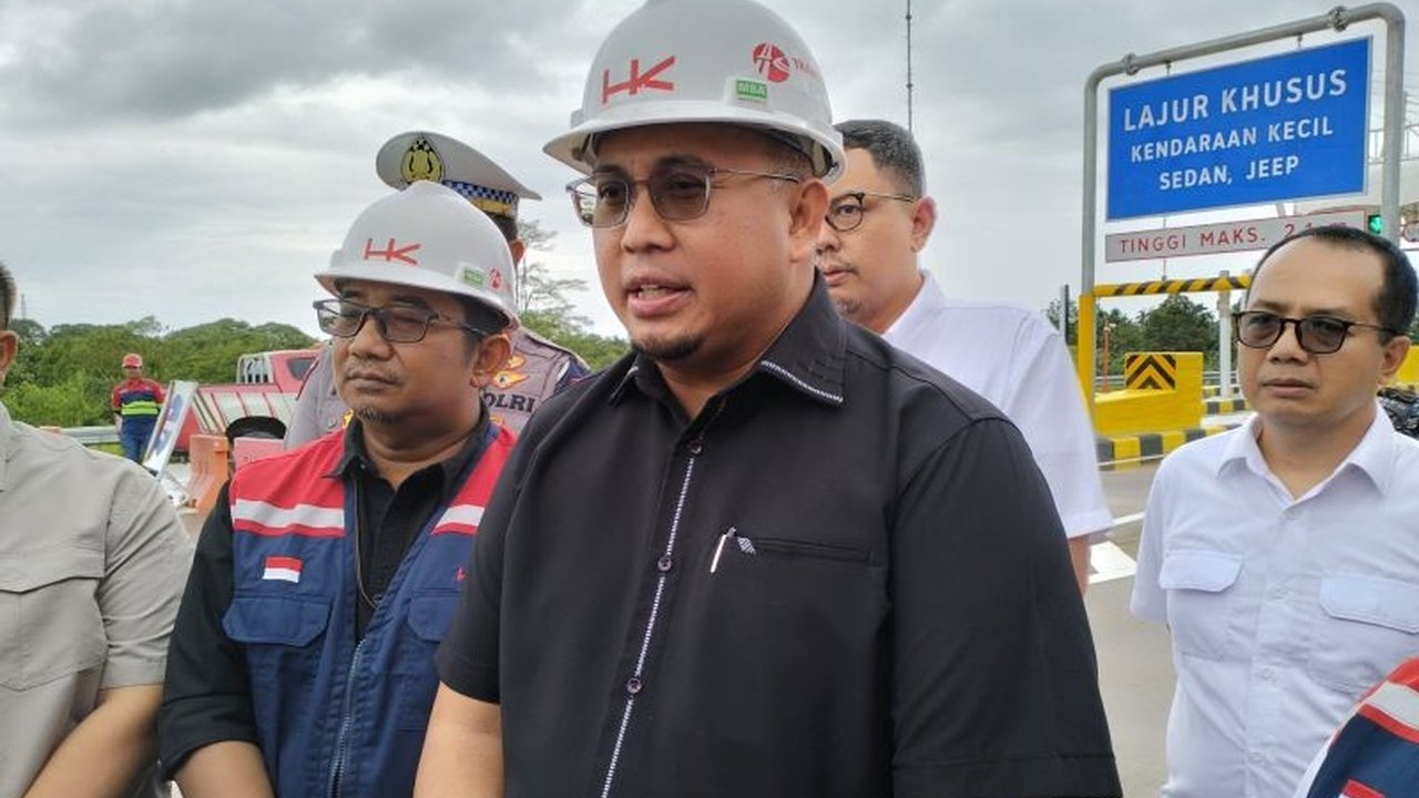 Pembangunan Jalan Sitinjau Lauik di Sumatera Barat tetap berlanjut melalui skema Kerja Sama Pemerintah dan Badan Usaha (KPBU) dengan Hutama Karya, meskipun ada pemotongan anggaran pemerintah pusat.