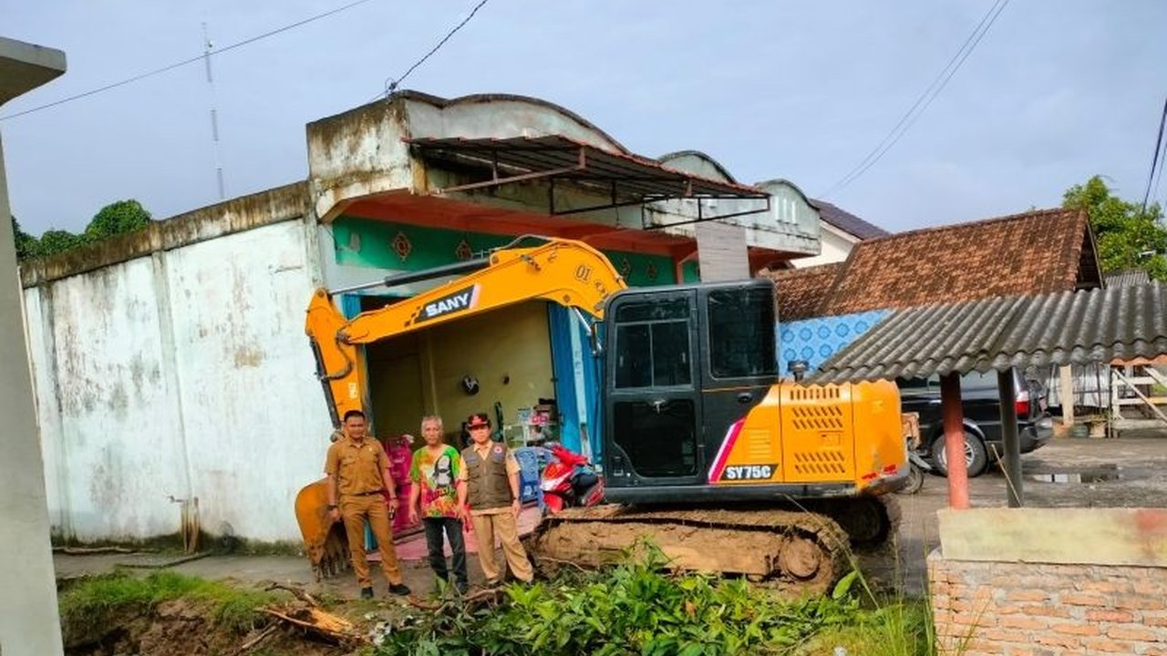 Banjir di Desa Karang Jadi, OKU Timur akibat luapan Sungai Komering telah surut, namun BPBD setempat bekerja keras membersihkan material banjir untuk mengembalikan akses jalan bagi masyarakat.