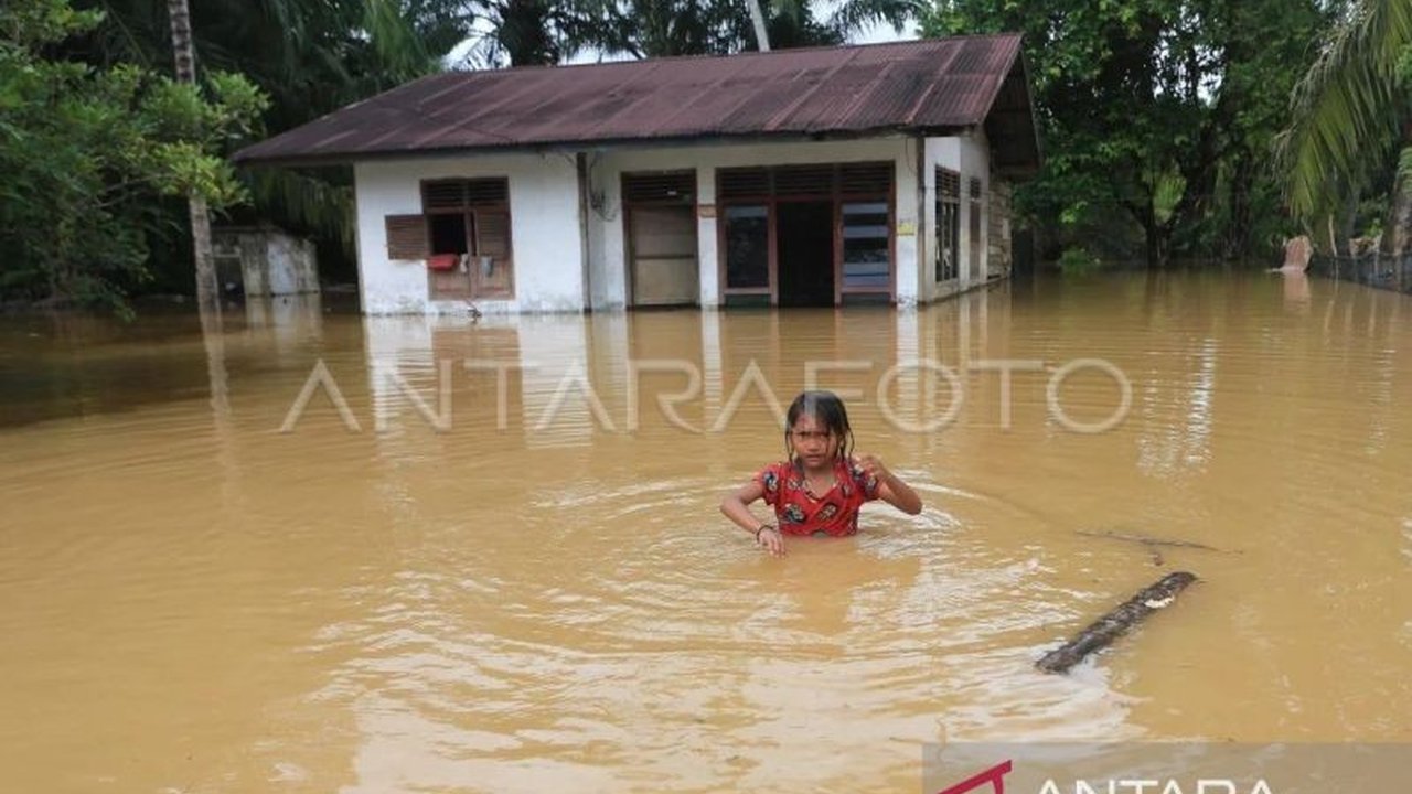 BMKG memprediksi hujan lebat akan terus melanda wilayah barat dan utara Aceh hingga 26 Februari akibat fenomena Ekuatorial Rossby, disertai potensi bencana hidrometeorologi.