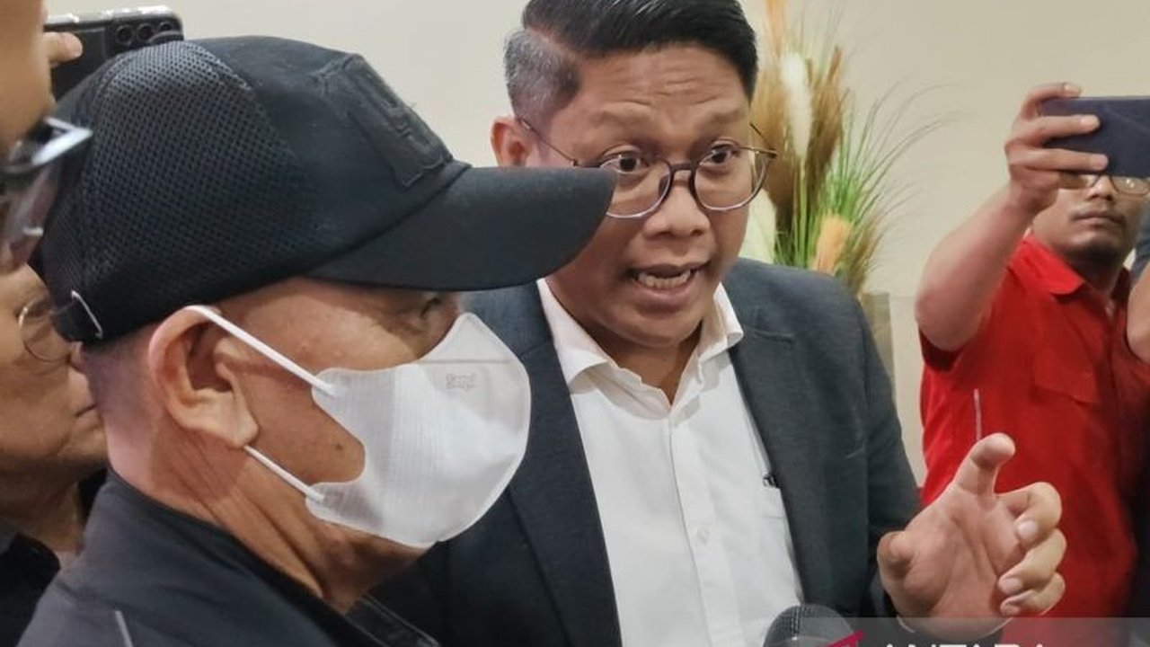 Kepala Desa Kohod, Arsin, menjalani pemeriksaan di Bareskrim Polri sebagai tersangka kasus dugaan pemalsuan sertifikat tanah di Desa Kohod, Tangerang, yang melibatkan ratusan sertifikat.