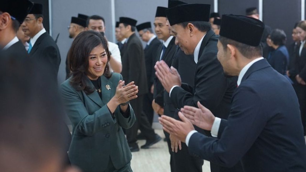 Menteri Komunikasi dan Informatika Meutya Hafid melantik 11 pejabat eselon II baru di Kemkominfo untuk meningkatkan efisiensi dan percepatan transformasi digital nasional.