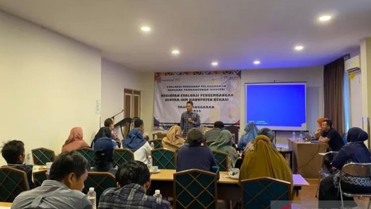Dinas Perindustrian Kabupaten Bekasi menggelar pelatihan bagi pelaku IKM rumahan untuk meningkatkan nilai jual produk melalui strategi kemasan dan pemasaran digital.
