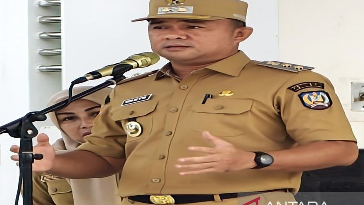 Wakil Bupati Konawe Selatan, Wahyu Ade Pratama Imran, mengimbau seluruh ASN untuk meningkatkan disiplin dan memberikan pelayanan terbaik kepada masyarakat setelah dilantik pada 20 Februari 2025.