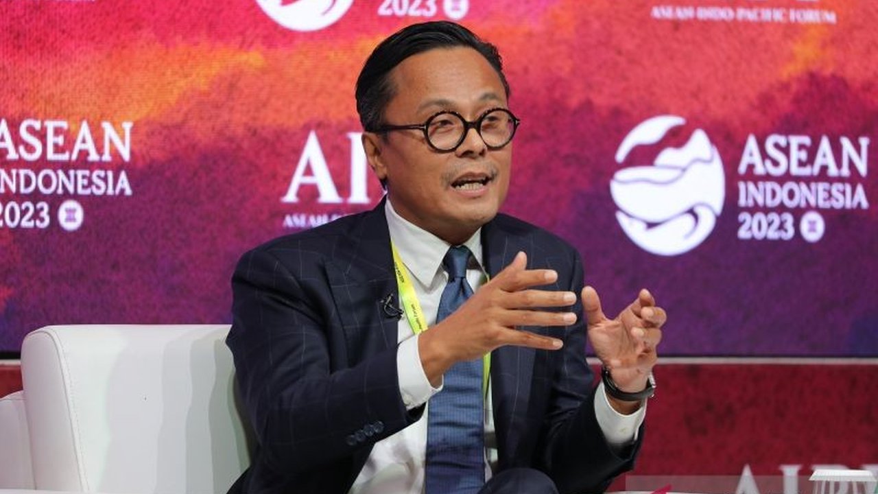 Dony Oskaria, mantan Wakil Menteri BUMN, ditunjuk sebagai COO Danantara, badan pengelola investasi strategis Indonesia senilai lebih dari US$900 miliar, yang akan fokus pada proyek-proyek berkelanjutan.