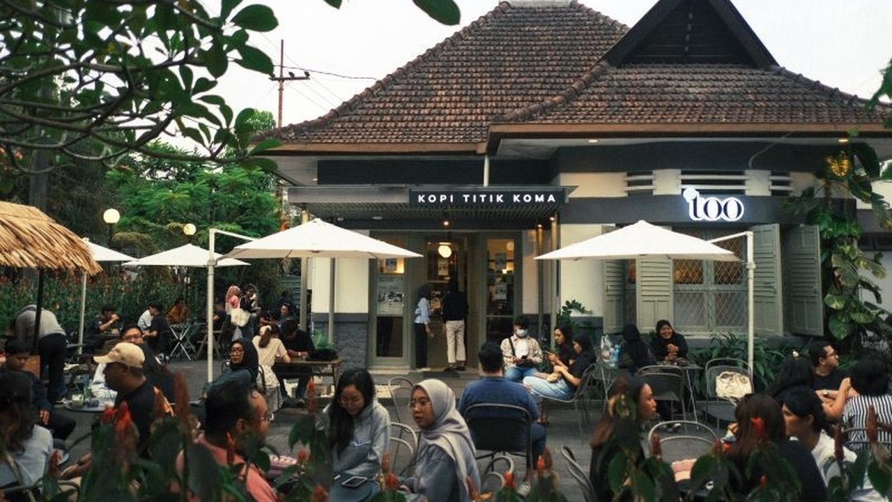 CEO Titik Koma, Andrew Prasetya Goenardi, ungkap strategi kunci bertahan di tengah persaingan ketat industri kopi Indonesia: fokus pada segmen pasar, branding kuat, kualitas biji kopi, dan pengembangan barista.