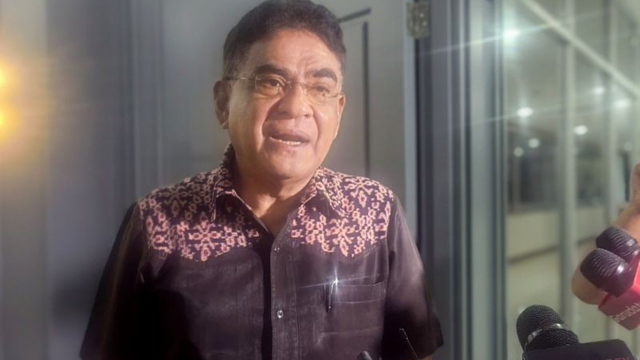 Komisi XIII DPR RI mendesak perbaikan sistem keimigrasian untuk mencegah WNA bekerja ilegal di Indonesia, menanggapi maraknya tren #KaburAjaDulu di media sosial.