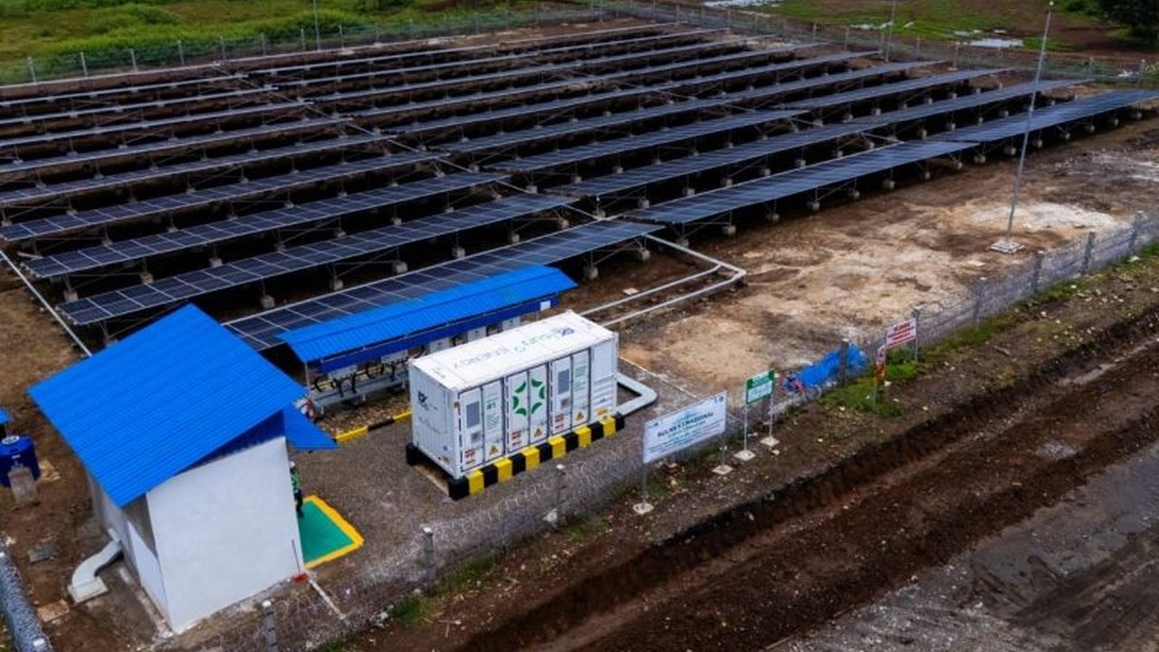 Anak usaha ABMM, PT Cipta Kridatama, dan SUN Energy luncurkan PLTS CBESS pertama di Indonesia di Jambi, mengurangi emisi karbon dan meningkatkan efisiensi energi.