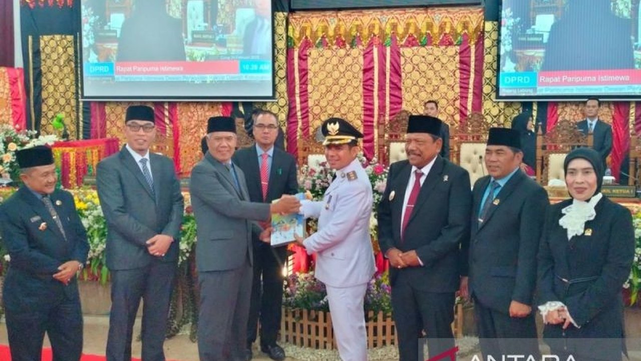 Bupati dan Wakil Bupati Rejang Lebong menolak pengadaan mobil dinas baru senilai Rp3,4 miliar dan memilih menggunakan kendaraan dinas lama yang masih layak pakai, anggaran tersebut dialihkan untuk kepentingan masyarakat.