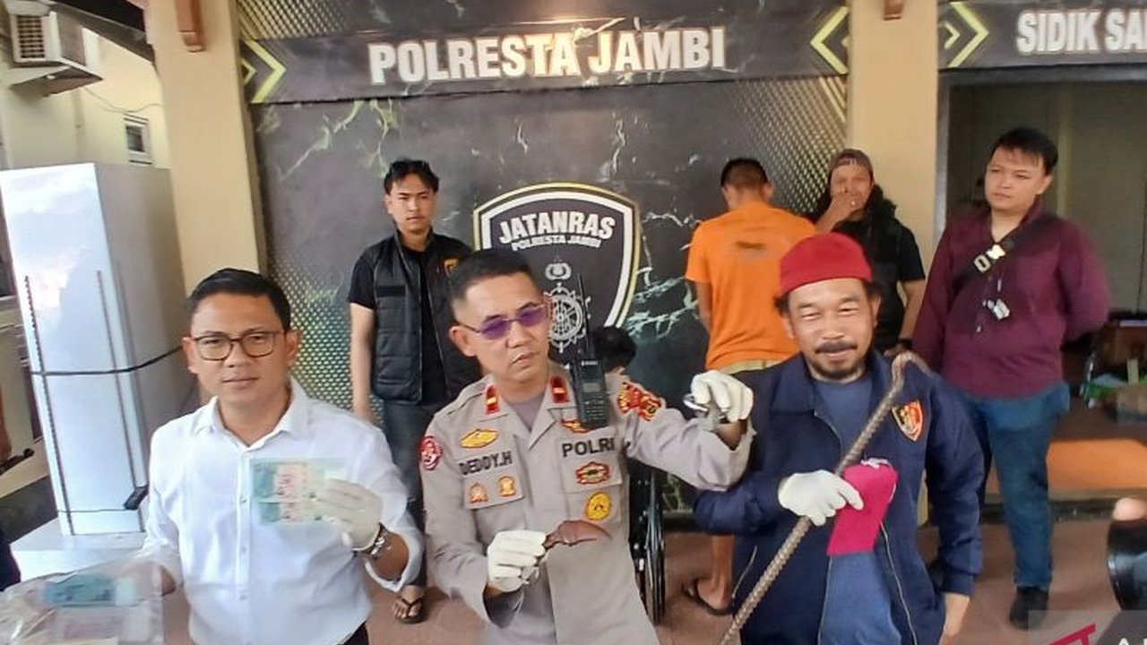 Polresta Jambi berhasil menangkap dua pelaku pencurian uang asing senilai Rp300 juta di Jambi dan Lampung, setelah melakukan penyelidikan berdasarkan laporan korban pada 3 Februari 2025.