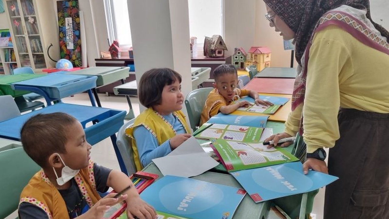 Yayasan Kasih Anak Kanker Indonesia (YKAKI) memberikan harapan bagi anak-anak penderita kanker melalui Rumah Kita, sebuah rumah singgah yang menyediakan tempat tinggal, pendidikan, dan dukungan pengobatan.