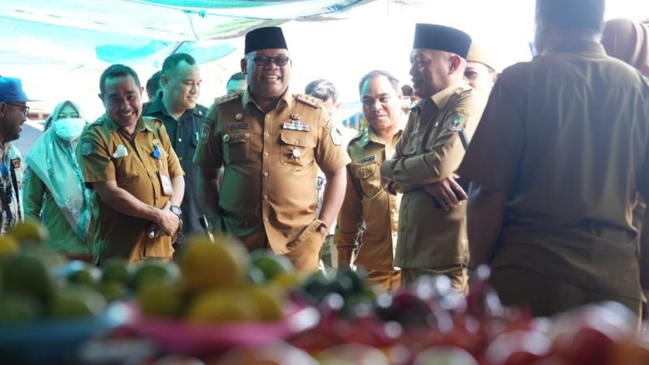 Wakil Gubernur Maluku Utara melakukan sidak ke Pasar Galala, Sofifi, memantau harga dan stok bahan pangan menjelang Ramadhan; beberapa harga mengalami kenaikan, namun stok dinilai aman.