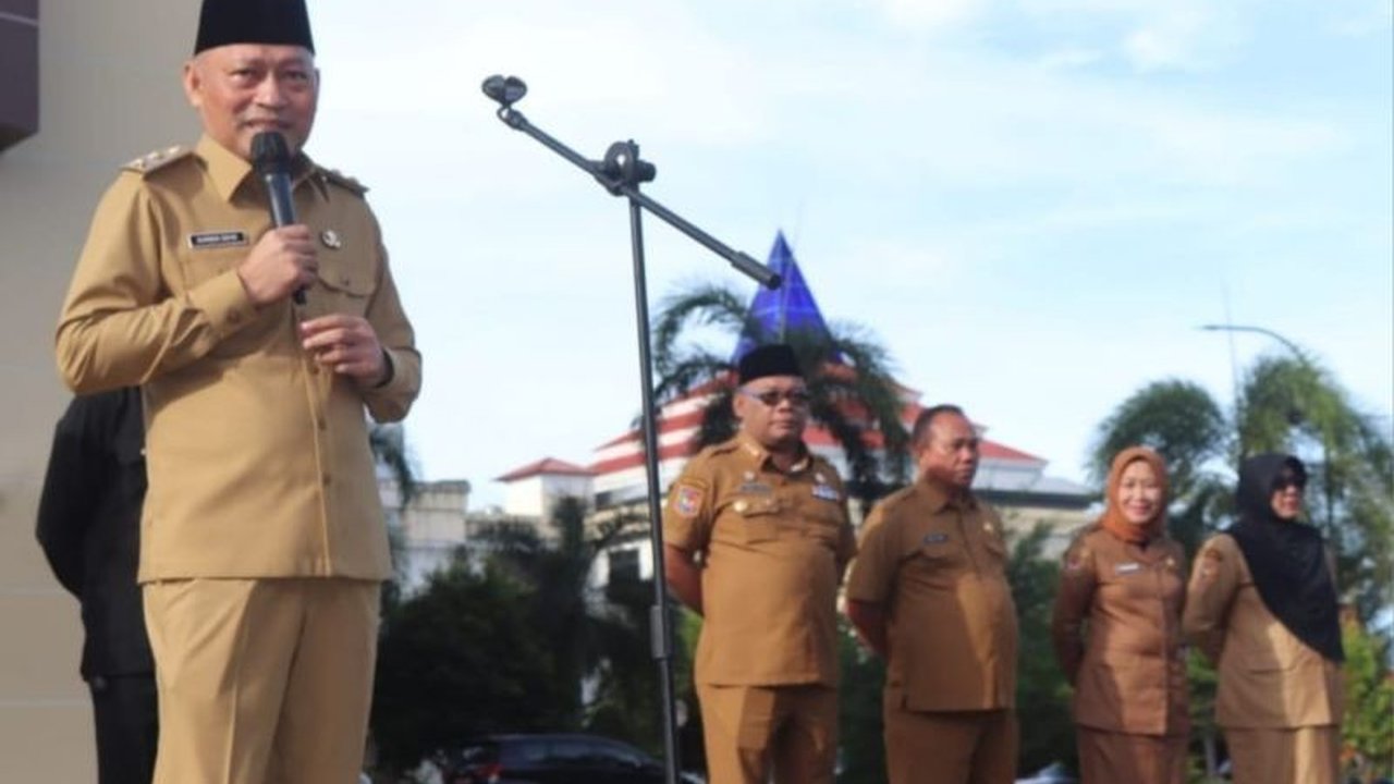 Wakil Gubernur Maluku Utara, Sarbin Sehe, meminta seluruh ASN untuk meningkatkan kualitas pelayanan publik dan bekerja lebih profesional demi efisiensi birokrasi.