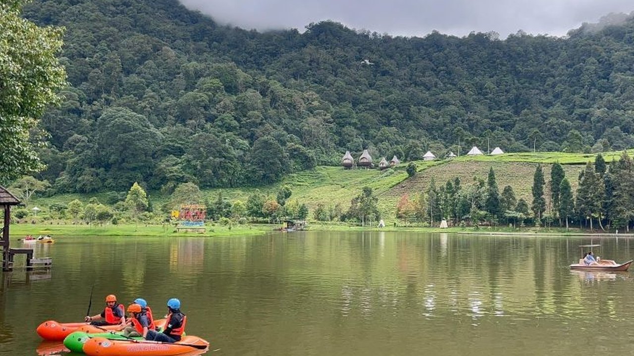 Banjir Jakarta akibat luapan Ciliwung mendorong revitalisasi hulu sungai di Puncak, Bogor, dengan penyegelan tempat wisata ilegal dan penertiban bangunan liar untuk mengembalikan fungsi resapan air.