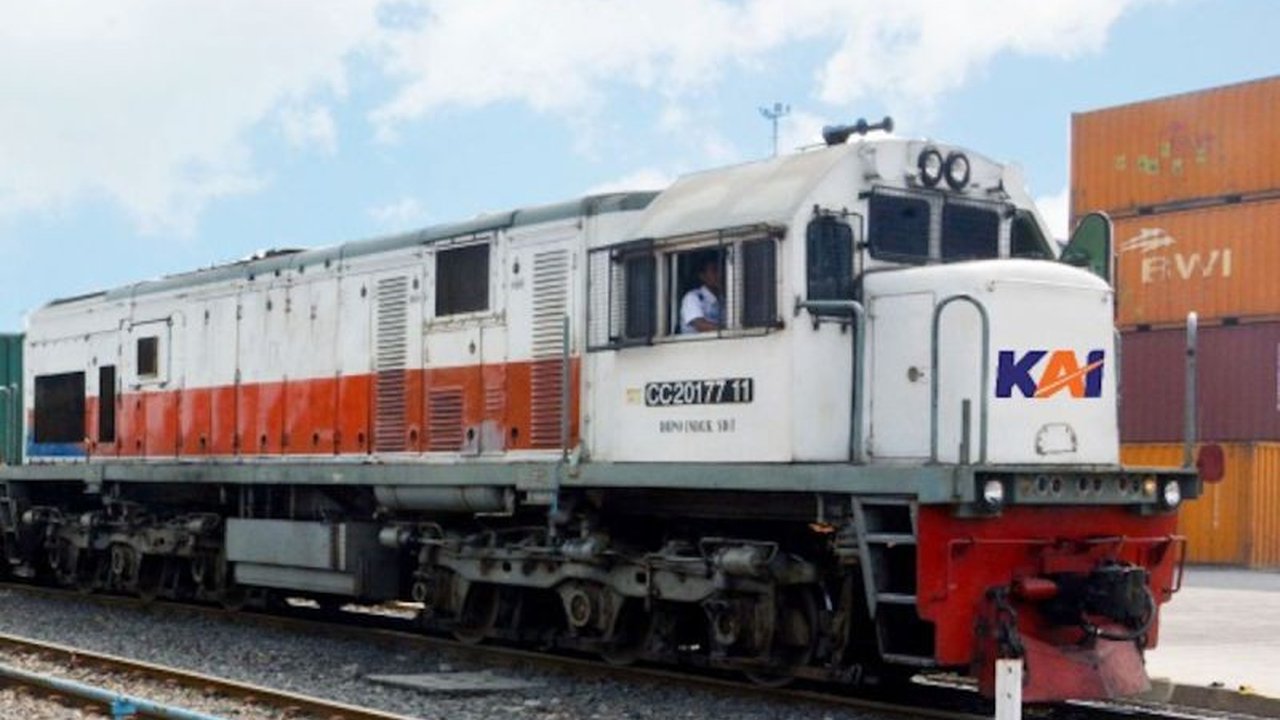 PT Kereta Api Indonesia (KAI) melalui KAI Logistik mencatat peningkatan signifikan volume angkutan limbah B3,  menunjukkan tren positif transportasi ramah lingkungan dan efisien di Indonesia.