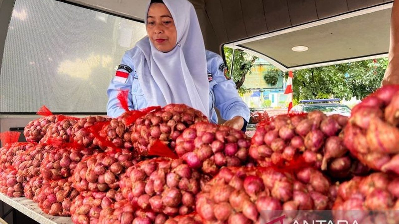 PIHPS mencatat harga bawang merah Rp37.950/kg dan telur ayam Rp30.400/kg pada Selasa pagi, sementara komoditas pangan lain juga mengalami fluktuasi harga.