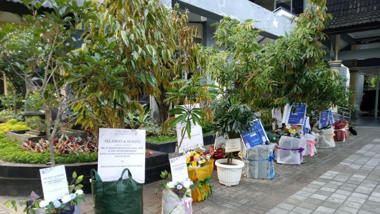 Dinas Lingkungan Hidup Kota Mataram menanam 50 bibit tanaman produktif di RTH sebagai pengganti karangan bunga ucapan selamat pelantikan Wali Kota dan Wakil Wali Kota Mataram periode 2025-2030.