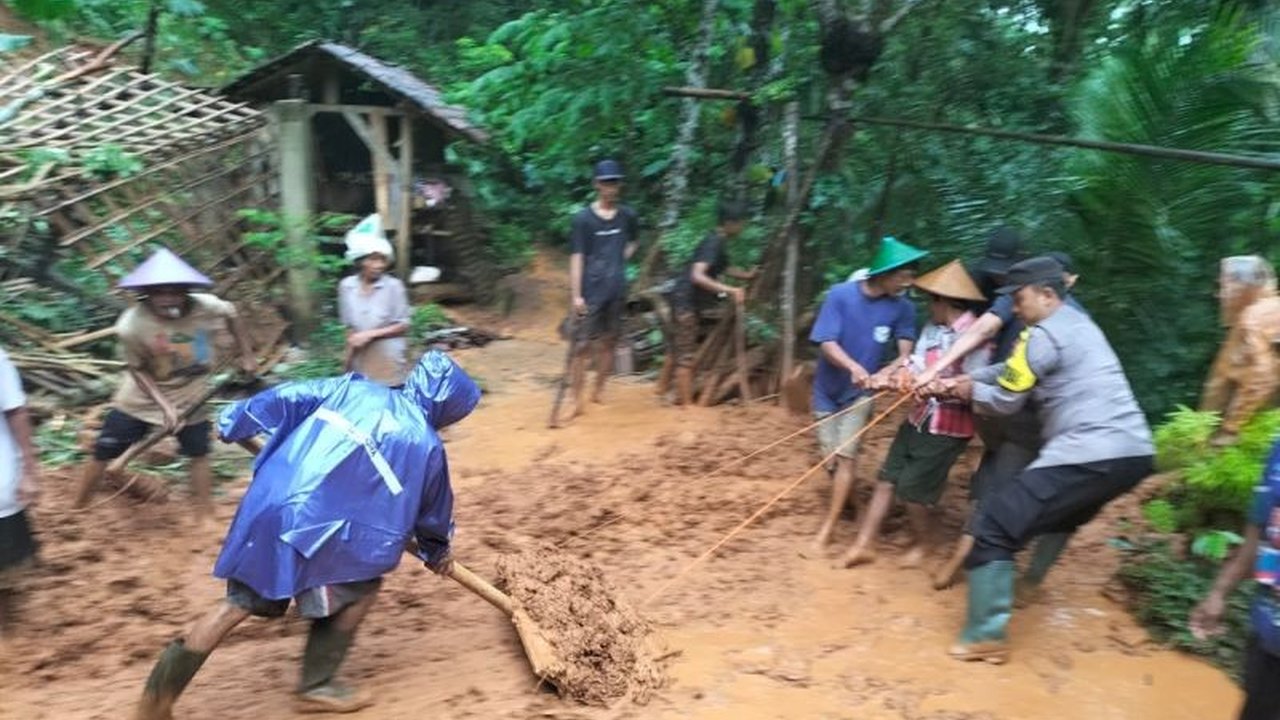 Longsor menerjang rumah warga di Pacitan akibat hujan deras, menyebabkan kerusakan parah namun penghuni rumah berhasil menyelamatkan diri.