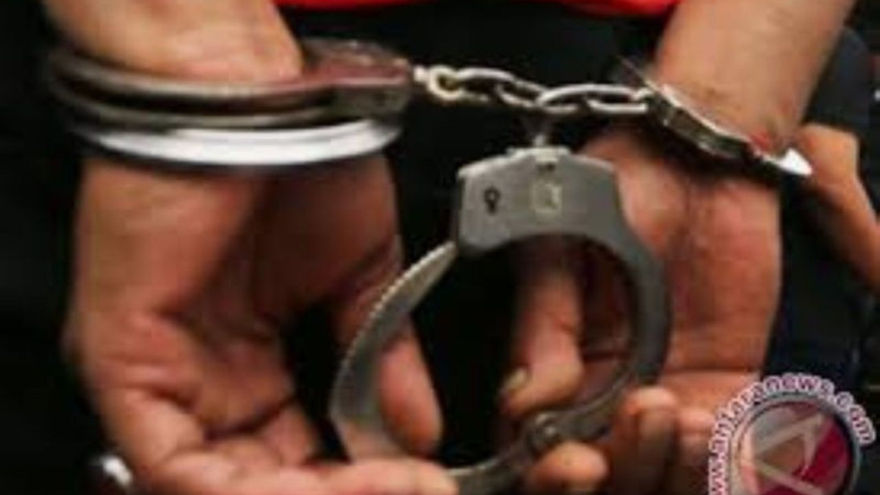 Pelaku penganiayaan ibu tiri di Makassar, WI (25), berhasil ditangkap polisi setelah mabuk dan menebas korban hingga luka parah karena kesal tak menemukan makanan.