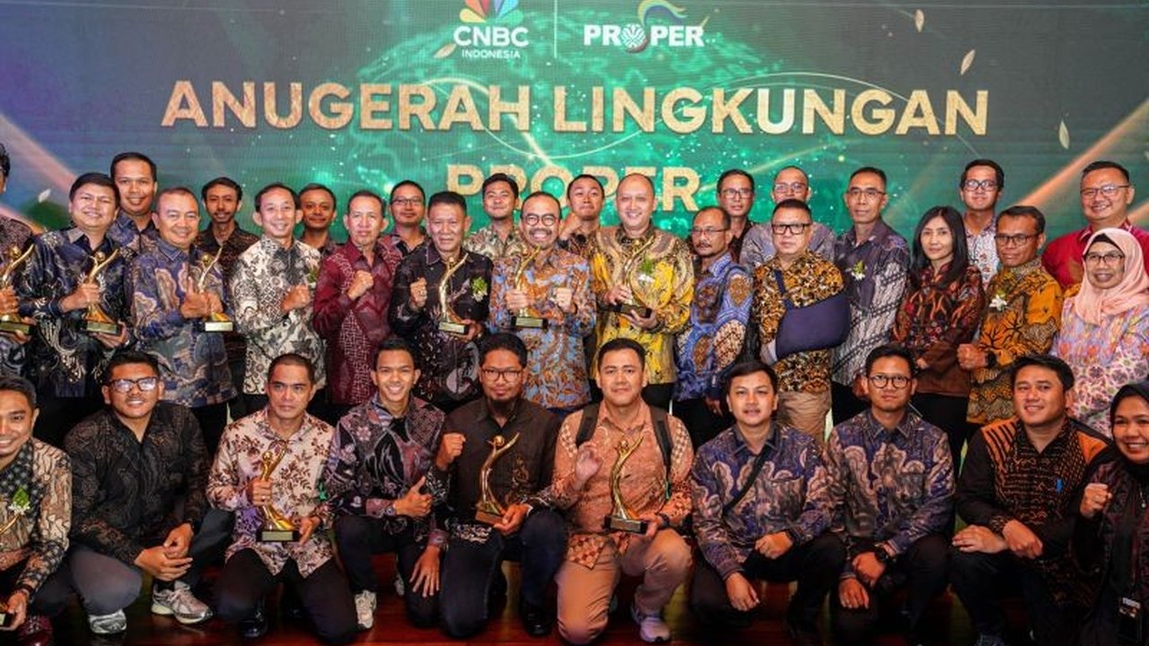 Pertamina Patra Niaga meraih 12 penghargaan PROPER Emas dan 61 PROPER Hijau di tahun 2024, membuktikan komitmen perusahaan terhadap keberlanjutan lingkungan dan pemberdayaan masyarakat.
