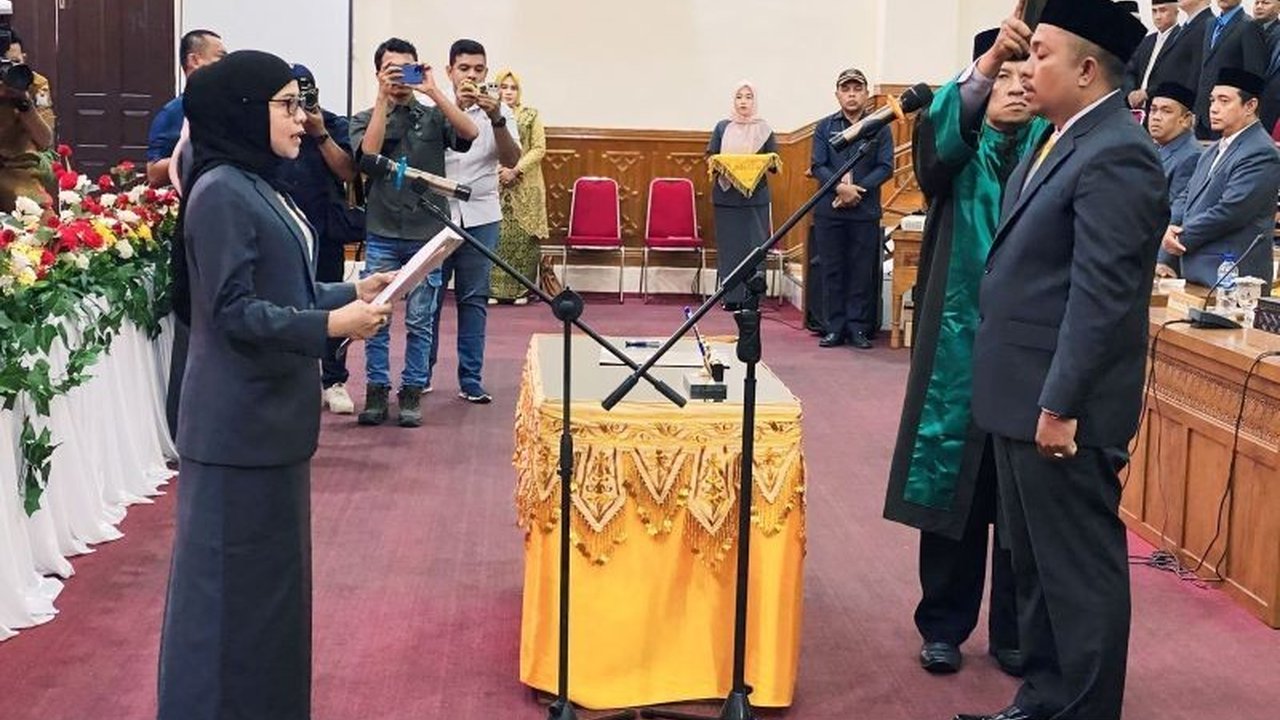 Aulina Katana dilantik sebagai anggota DPRK Aceh Barat menggantikan H Kamaruddin yang mengundurkan diri untuk mengikuti Pilkada 2024; diharapkan dapat meningkatkan kinerja dewan dalam melayani masyarakat.