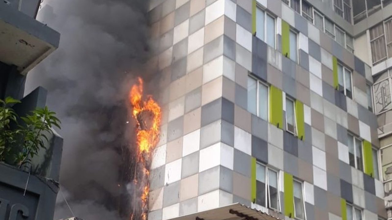 Hotel 101 Urban Glodok Terbakar, Ratusan Personel Damkar Dikerahkan