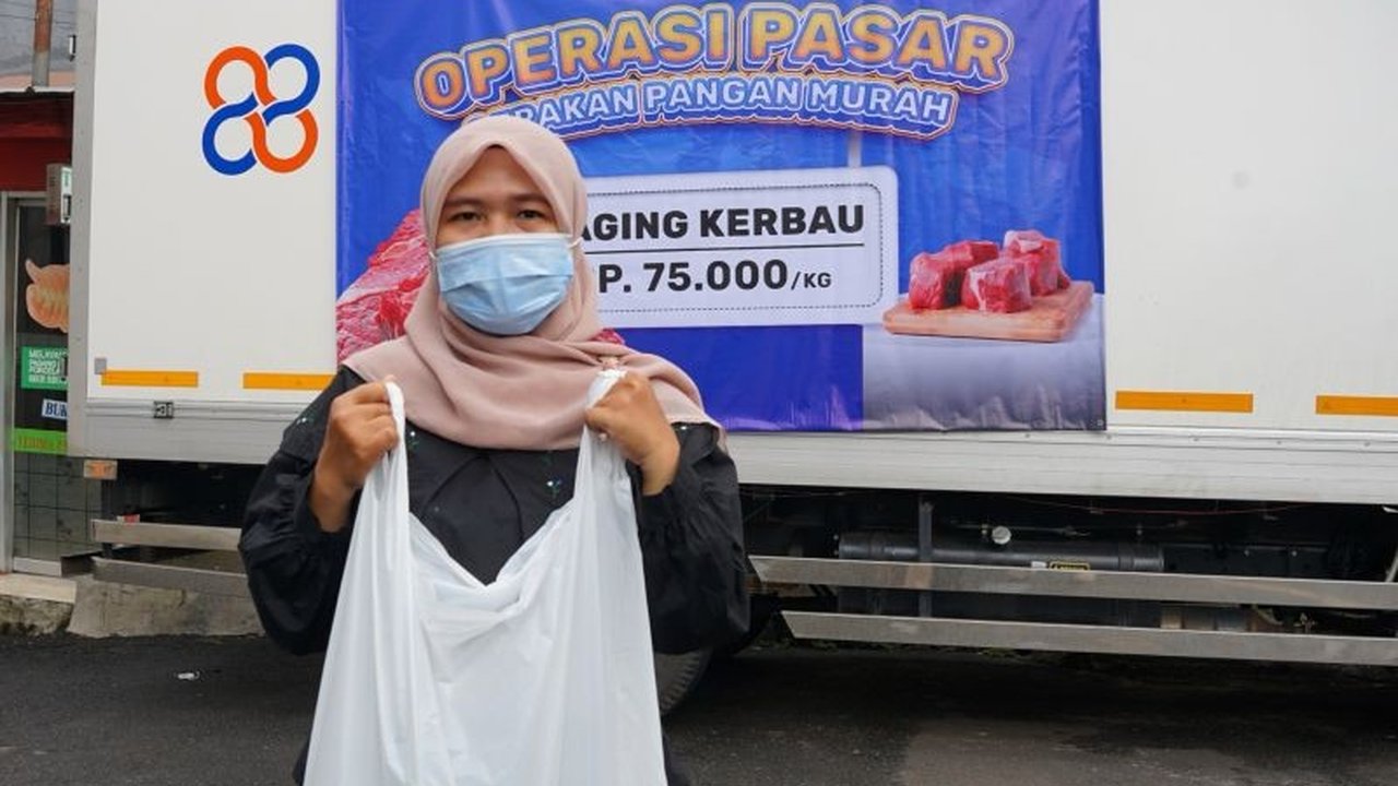 ID FOOD menyiapkan operasi pasar pangan murah dengan menyediakan daging kerbau, gula, dan minyak goreng dengan harga terjangkau di berbagai wilayah di Indonesia jelang Ramadan dan Idulfitri 2025.