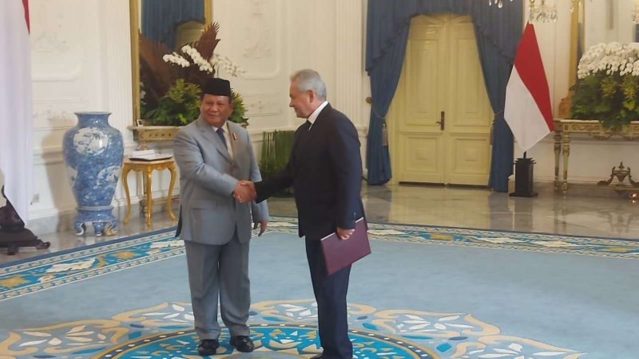 Prabowo Sambut Hangat Shoigu di Istana Merdeka, Tanyakan Kabar Putin