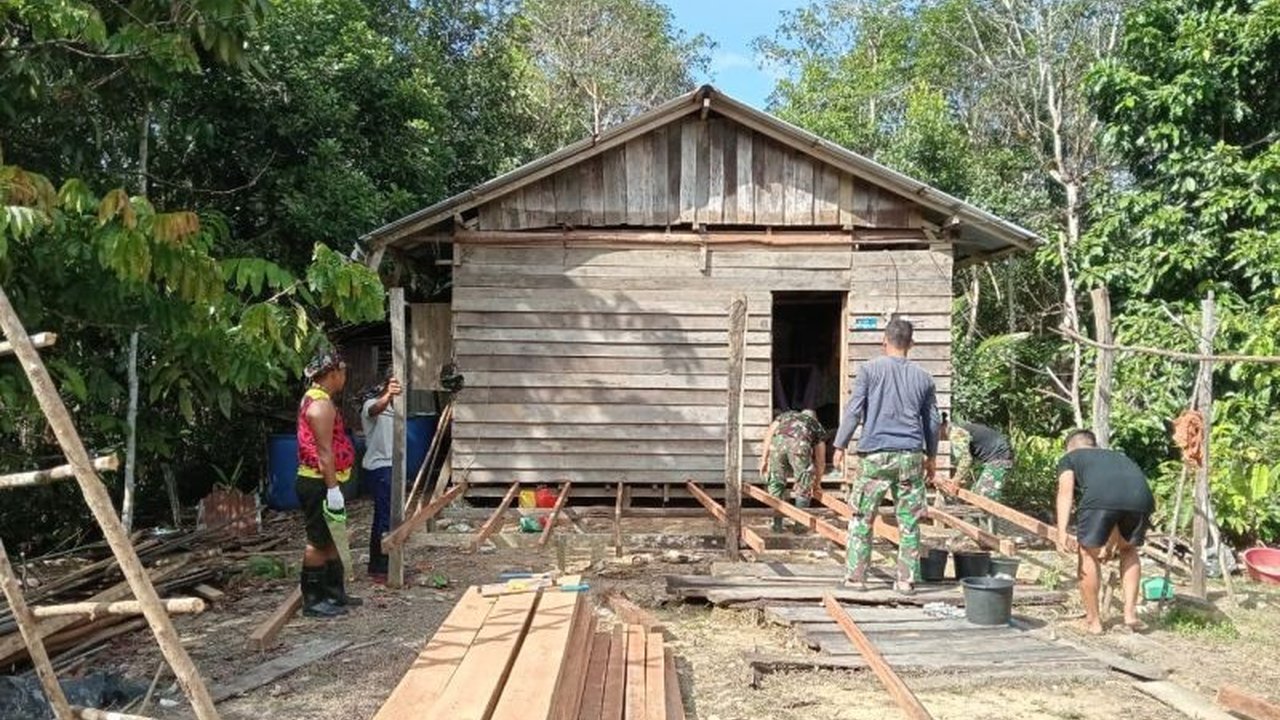 Satgas TMMD ke-123 Kodim 1209 Bengkayang renovasi rumah warga tak layak huni di Desa Sekida, Kecamatan Jagoi Babang, sebagai bagian dari program untuk meningkatkan kesejahteraan masyarakat.