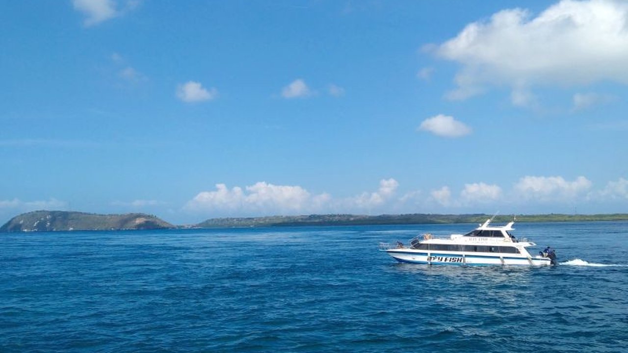 BMKG memperingatkan potensi gelombang laut tinggi hingga 2,5 meter di Selat Bali dan Selat Lombok pada 26-28 Februari 2025, berdampak pada keselamatan pelayaran.