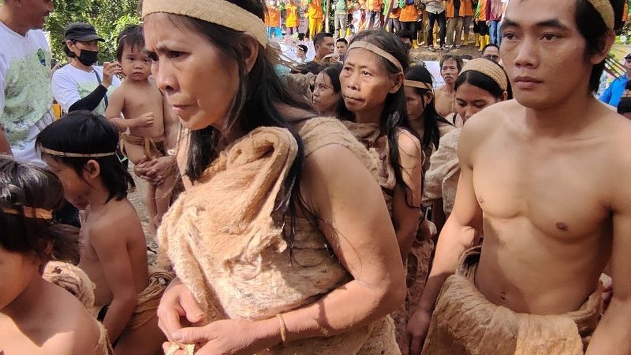 Masyarakat Adat Punan Batu Benau di Kalimantan Utara mendesak penindakan tegas terhadap perambahan hutan di wilayah mereka yang berstatus calon geopark, mengancam kelestarian lingkungan dan mata pencaharian mereka.