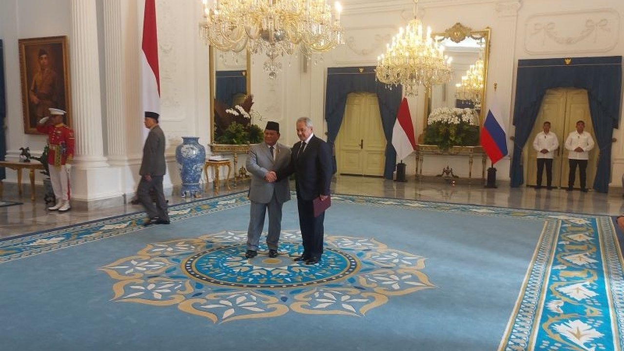Presiden Prabowo Subianto menerima kunjungan Sergei Shoigu, Sekretaris Dewan Keamanan Rusia, di Istana Merdeka, Jakarta, untuk membahas kerja sama bilateral di bidang pertahanan dan keamanan.